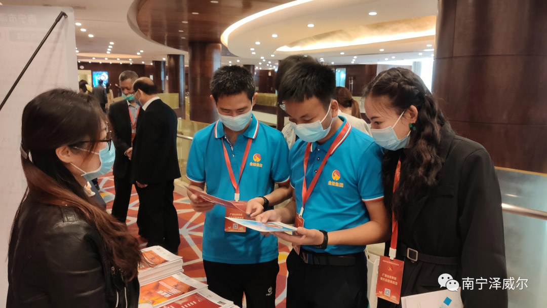 參會(huì)人員正在了解澤威爾飼料添加劑產(chǎn)品 參會(huì)人員正在了解澤威爾飼料添加劑產(chǎn)品