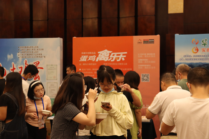 澤威爾參加邕江論壇