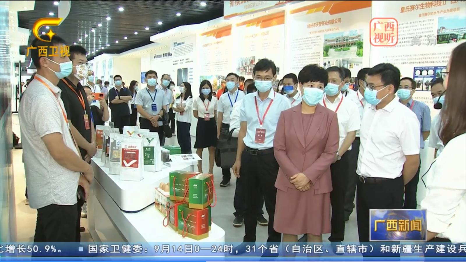 蔡麗新參觀2022年廣西“雙創(chuàng)”成果展?jié)赏栒箙^(qū)