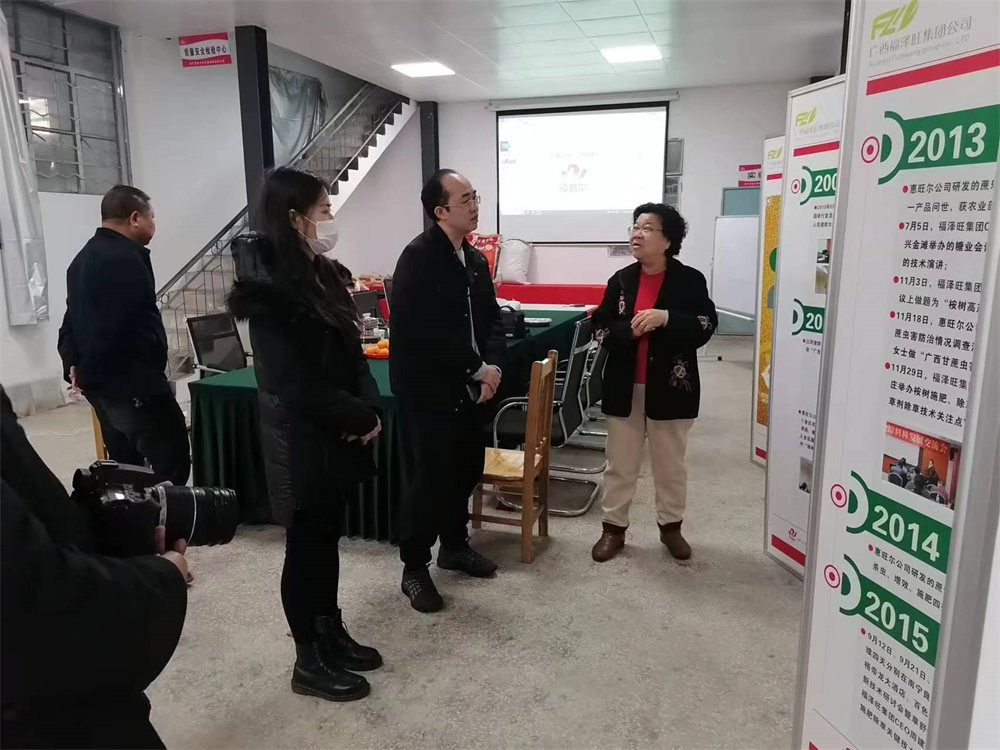 橫州市科技局賴局長(zhǎng)、公司董事長(zhǎng)周建群