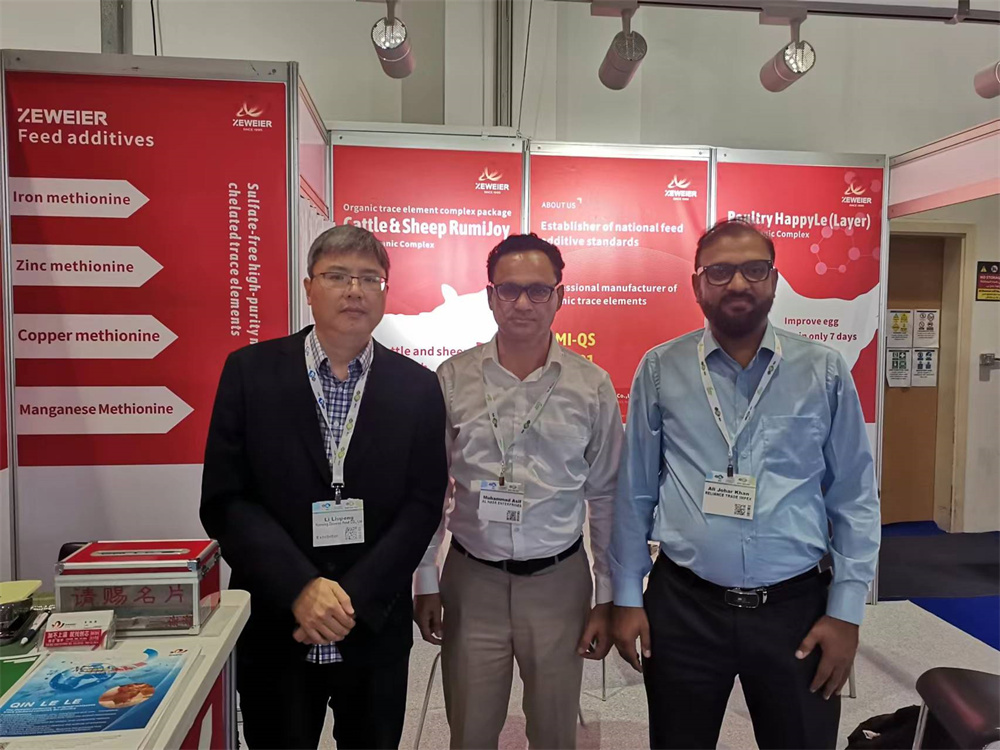 澤威爾外貿(mào)經(jīng)理與客戶合影