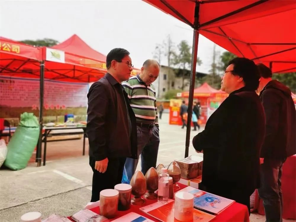 客戶參觀澤威爾展位